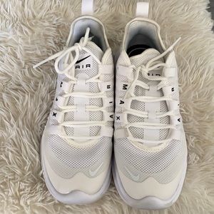 White Nike Air Max Axis size 5